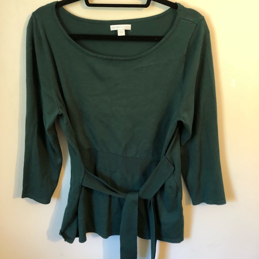 Stylish Green New York & Company top with tie